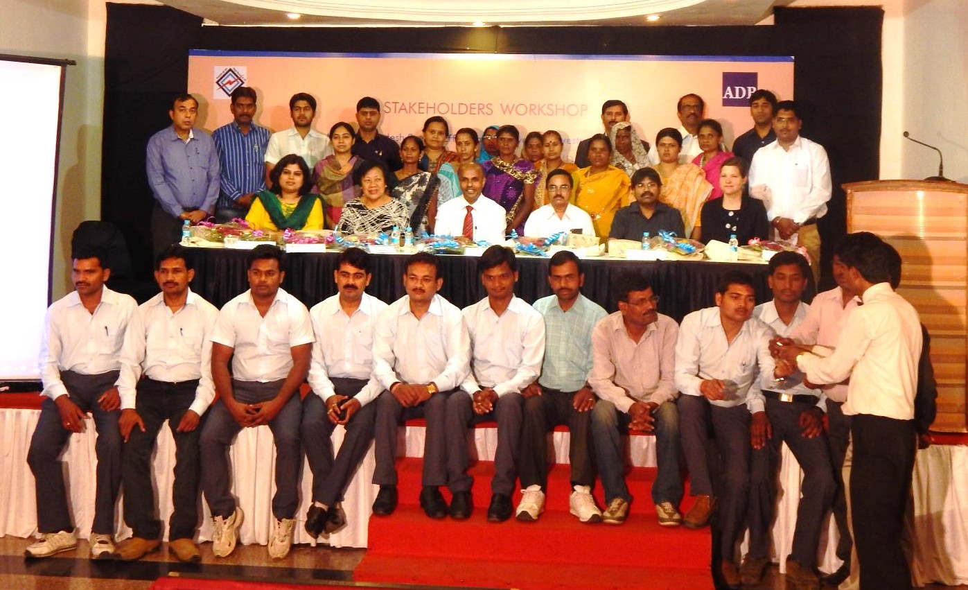 Picture of all stakeholders: ADB, Jabalpur DISCOM, HiH, FS-UNEP Centre, the trainers and the business women